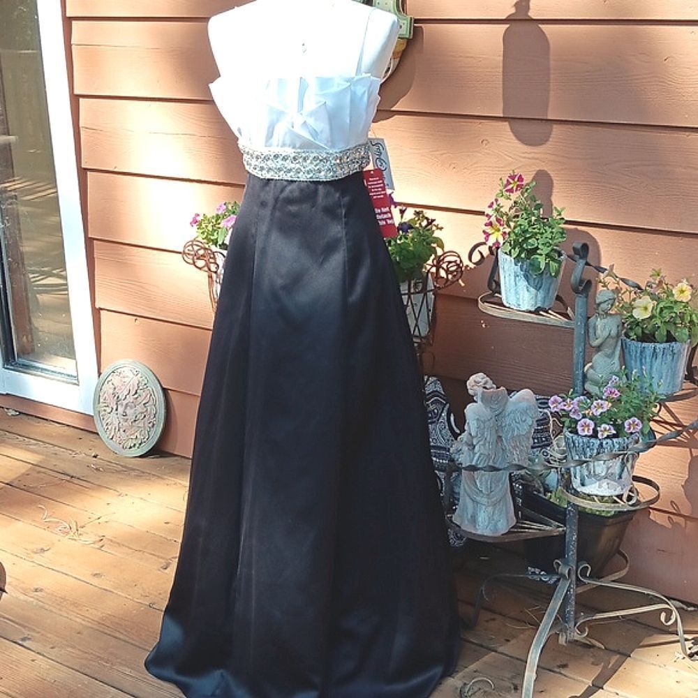 NWT Steppin' Out Black And White Formal With Sparkly Embellishments